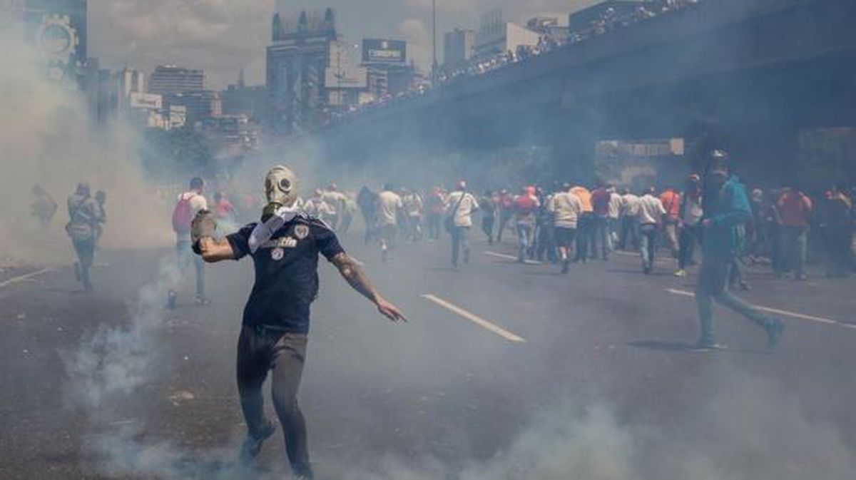 Gazte bat hil da Caracasko kanpoaldean izan den protesta batean