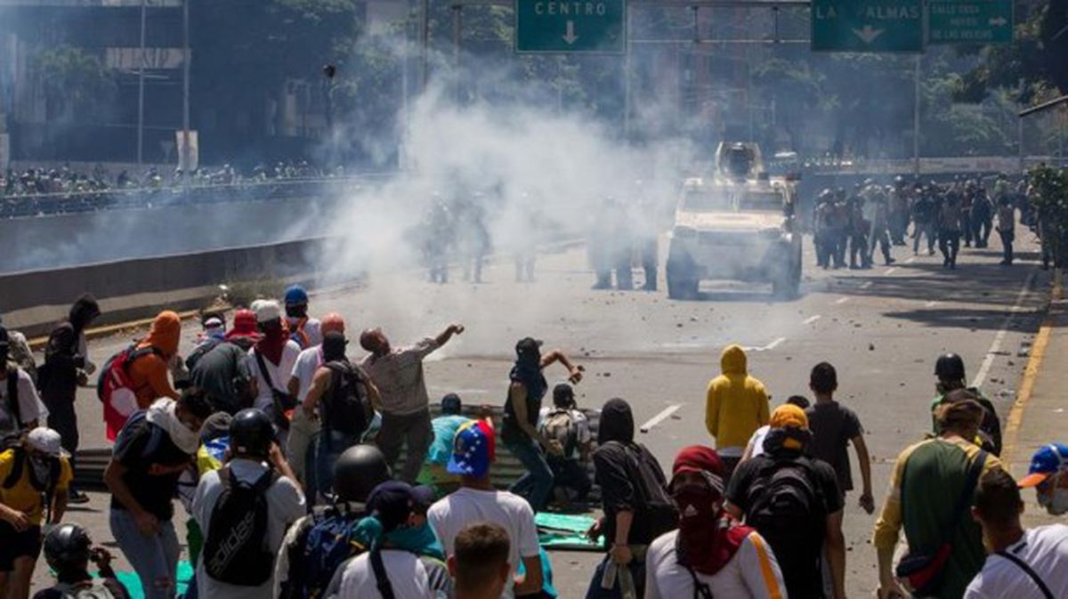 Imagen de los altercados en la manifestación de Caracas. EFE