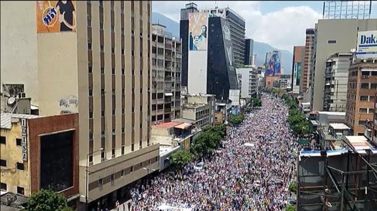 Opositores venezolanos protestan en Caracas. Foto: EFE