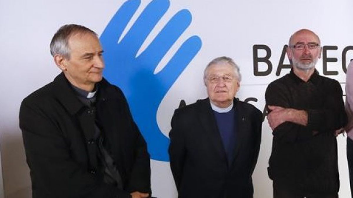 El arzobispo de Bolonia, Matteo Zuppi, a la izquierda, durante uno de los actos del desare de ETA.
