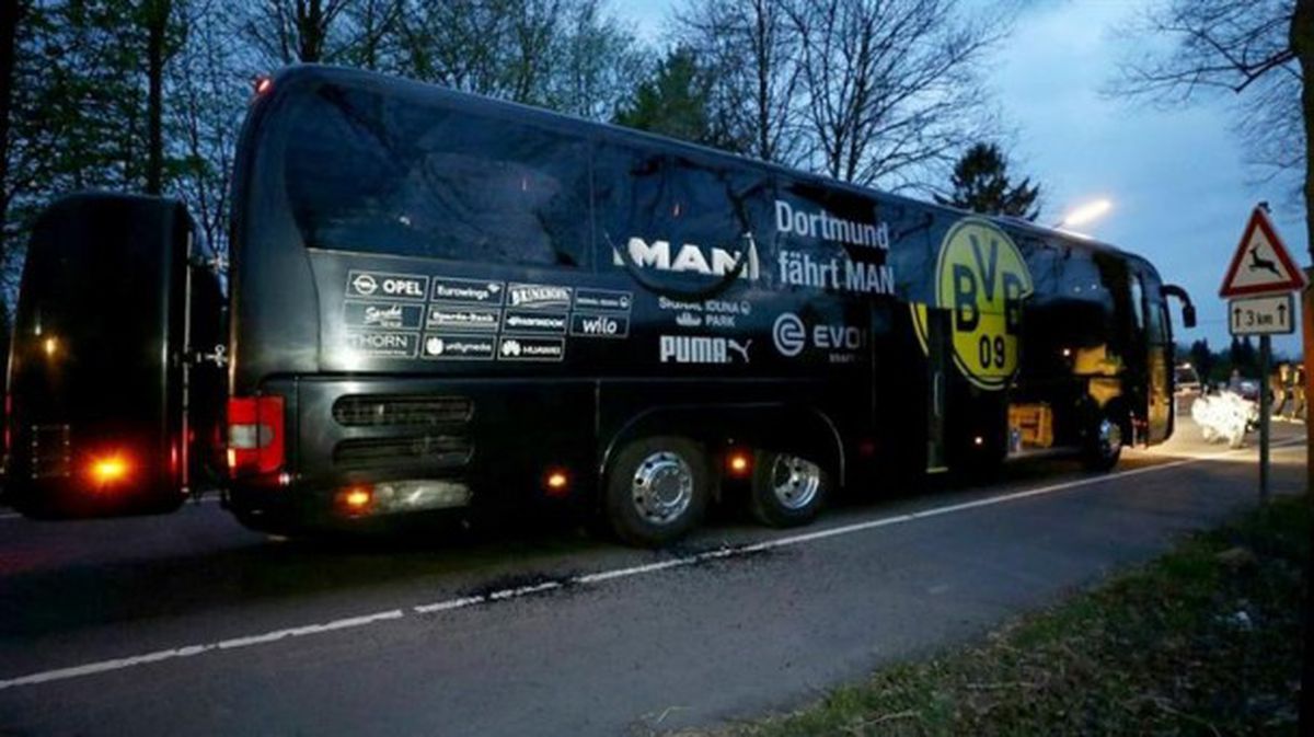 Autobús del Borrussia Dortmund tras las explosiones. Foto: Efe