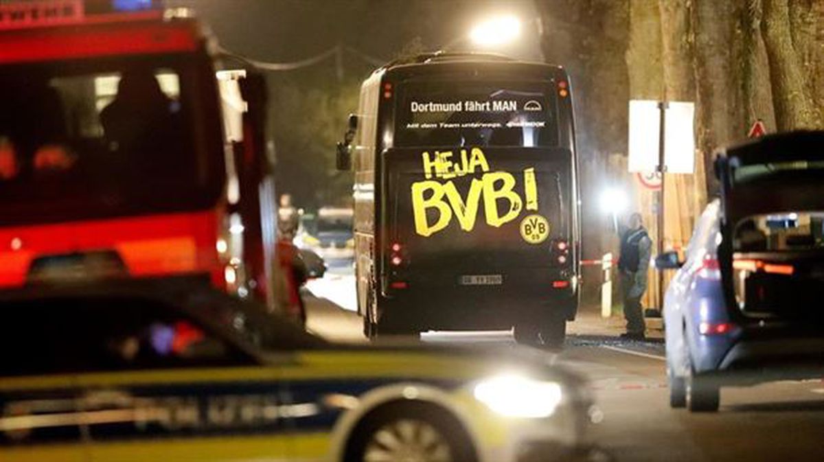 Autobús del Borussia Dortmund afectado por el atentado. Foto: Efe