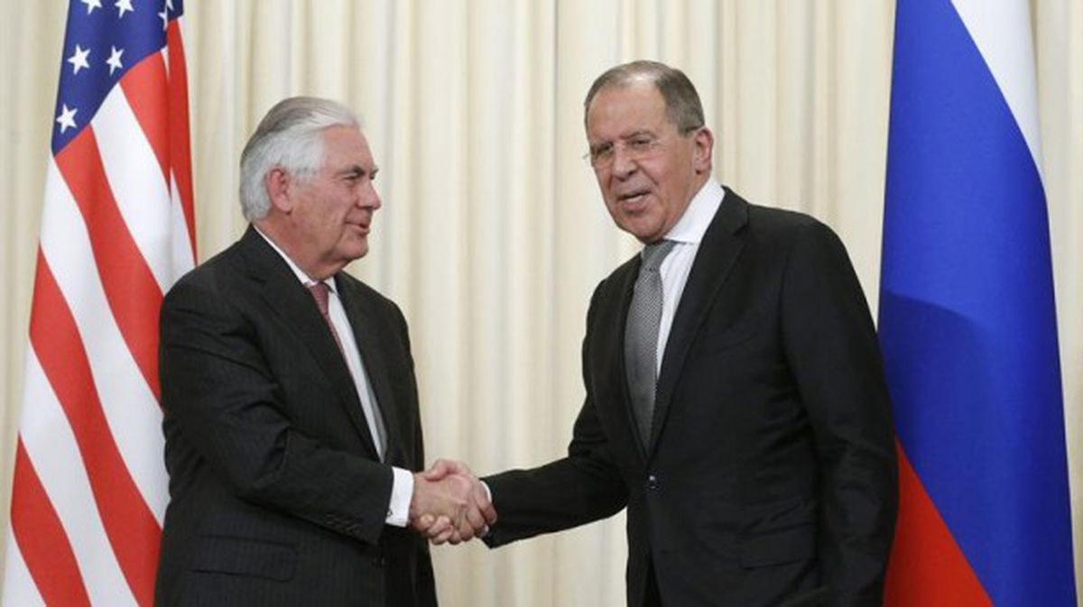 Tillerson estrecha la mano de Lavrov. Foto: Efe