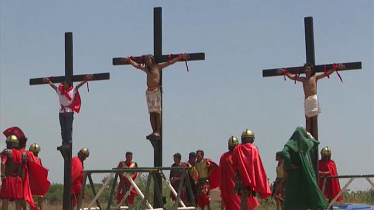 Crucifixión en Filipinas en Semana Santa
