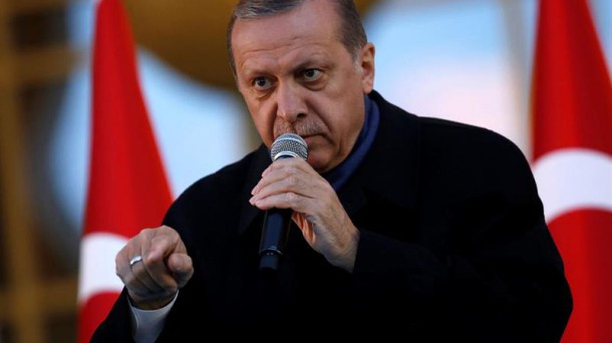 Recep Tayyip Erdoganen agerraldia bere jarraitzaileen aurrean. Argazkia: EFE