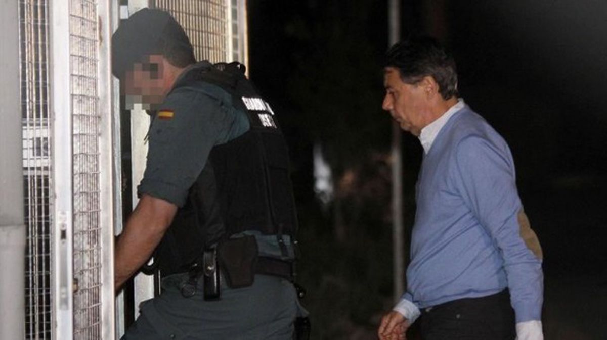 Ignacio González entrando en la comisaría donde ha pasado la noche. EFE