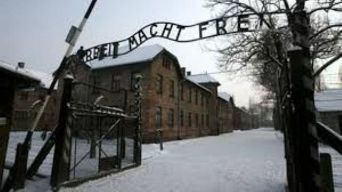 Auschwitzeko kontzentrazio-eremuaren sarrera.