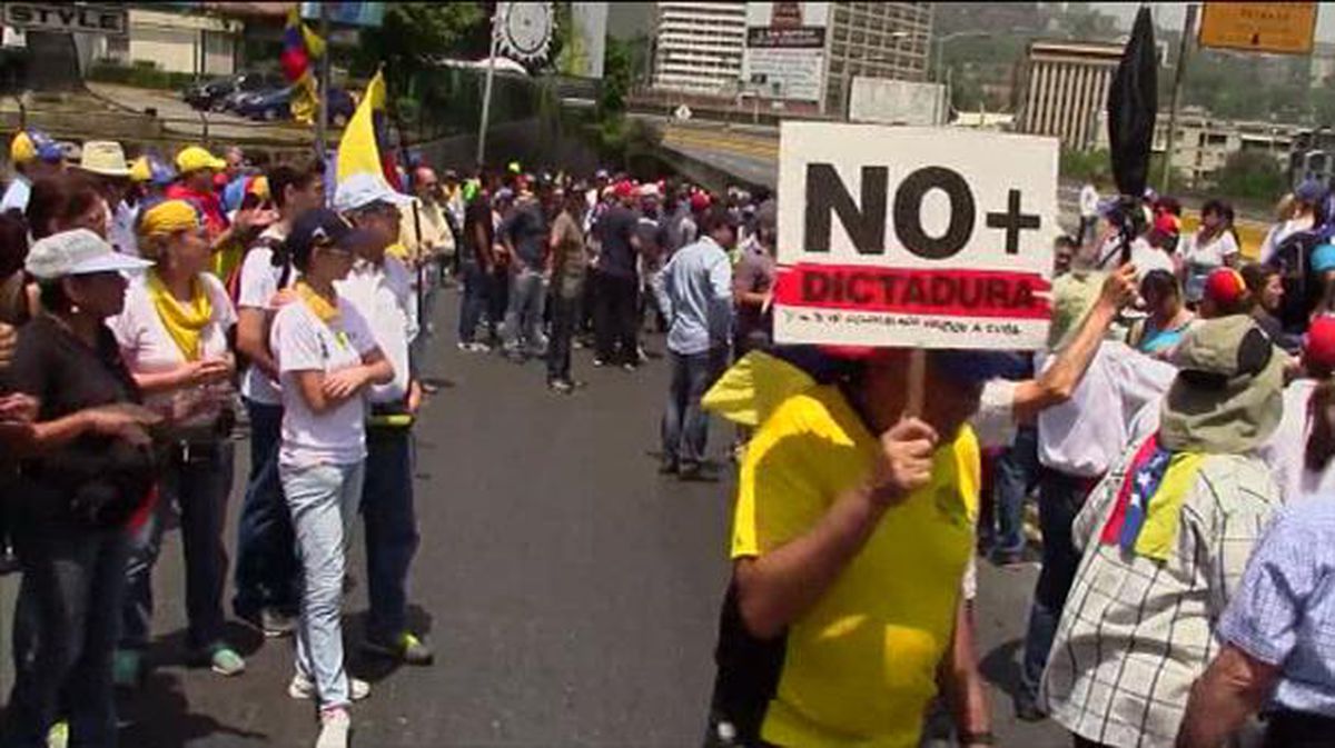 Martxa isila deitu dute larunbaterako Venezuelan, hildako protestarien alde