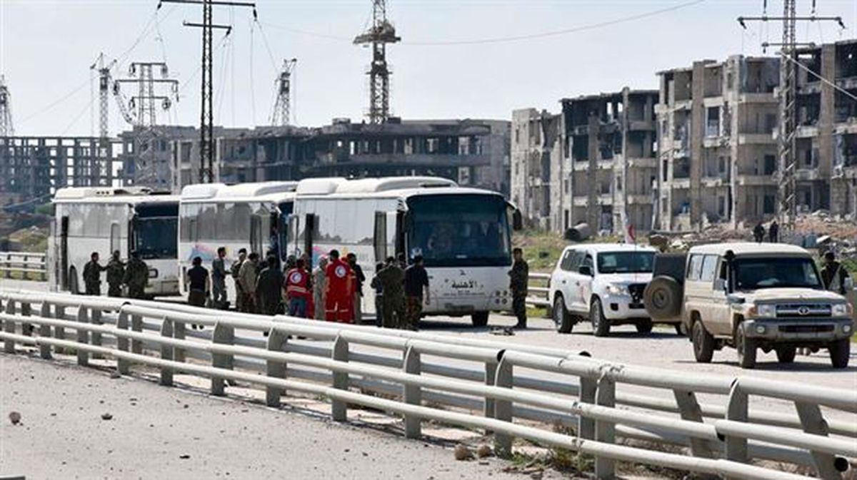 Tres buses transportan 131 personas en Alepo. EFE