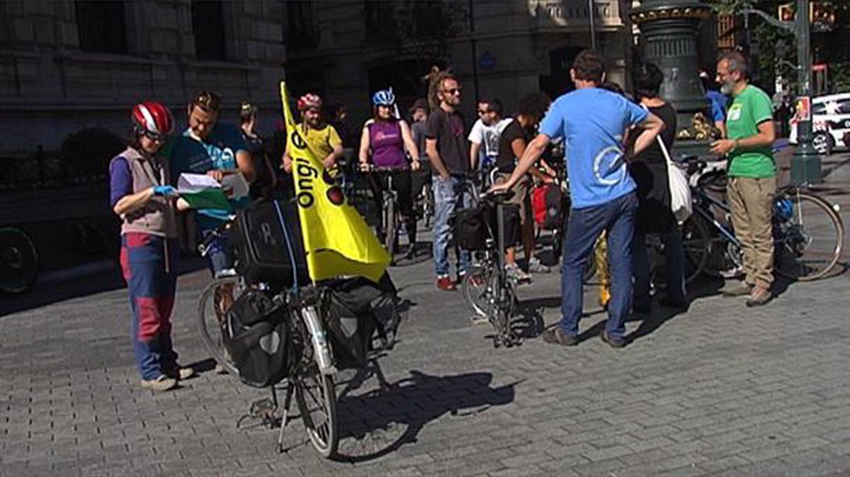 Los ciclistas han partido cerca del mediodía del centro de Bilbao. Foto: EiTB