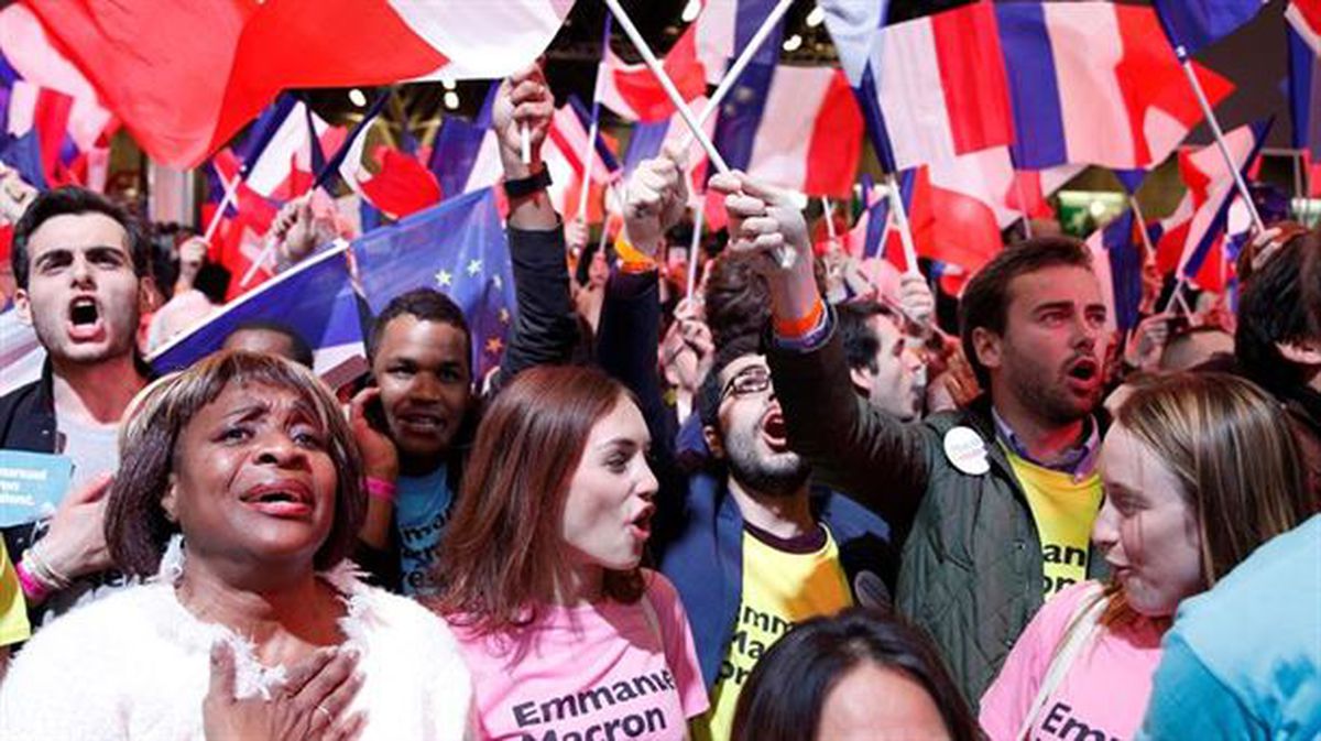 Los seguidores de Emmanuel Macron celebran la victoria en las urnas