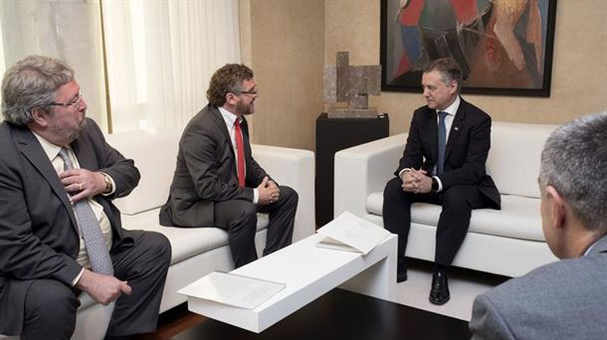 Salvioli conversa con el lehendakari Iñigo Urkullu durante el encuentro. Foto: EFE