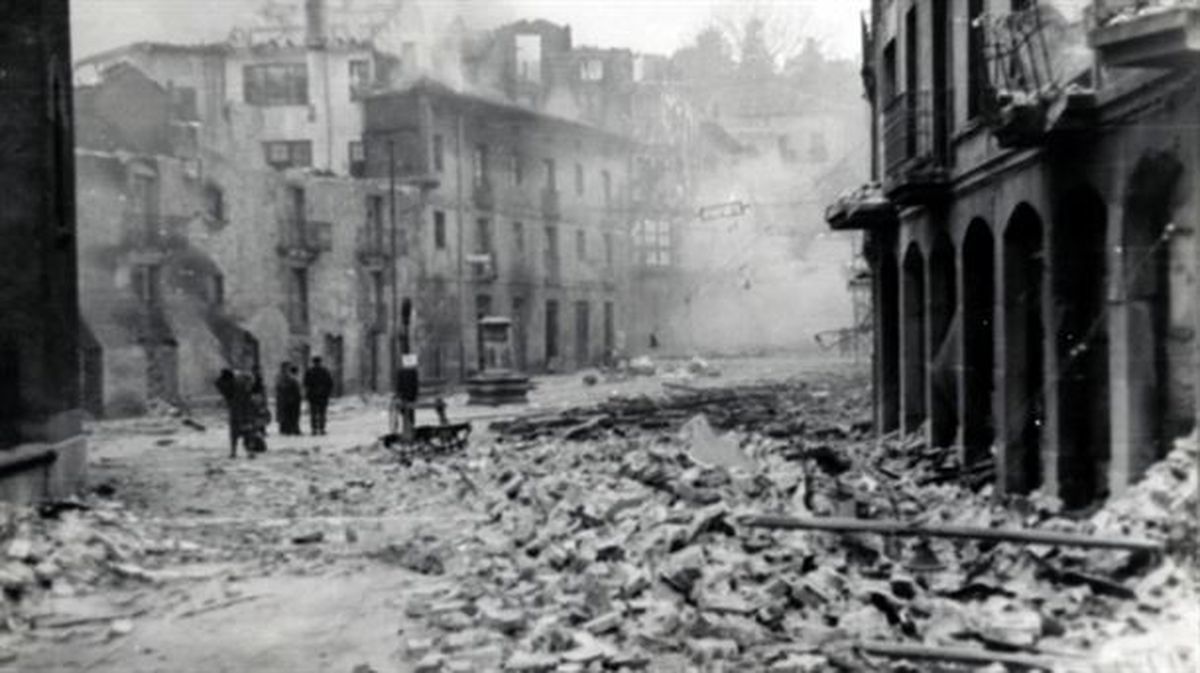 Gernika tras el bombardeo de la aviación fascista. Foto: Museo de la Paz de Gernika