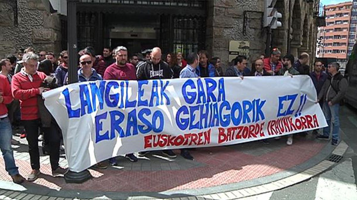 Imagen de la concentración de los trabajadores de Euskotren. Foto: EiTB