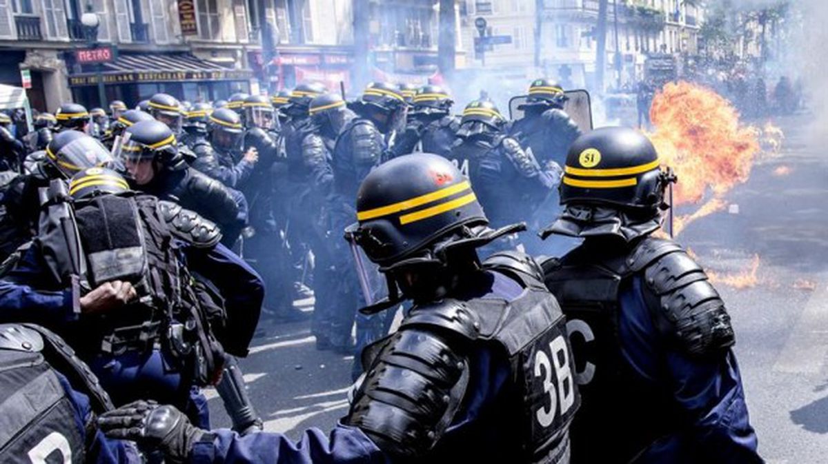 Policías se enfrentan a los manifestantes en París. Foto: Efe