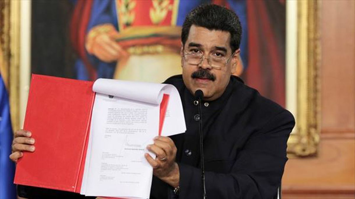 Maduro muestra el documento que inicia el proceso constituyente. Foto: EFE