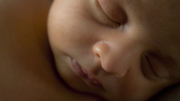 Cómo dormir a los bebés y experimentos con fibra óptica