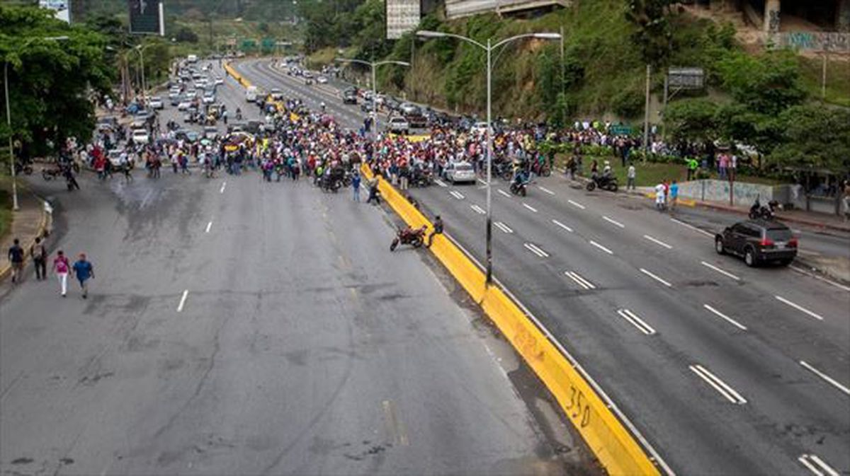 Opositores cortan una calle en Caracas este 2 de mayo. Foto: EFE