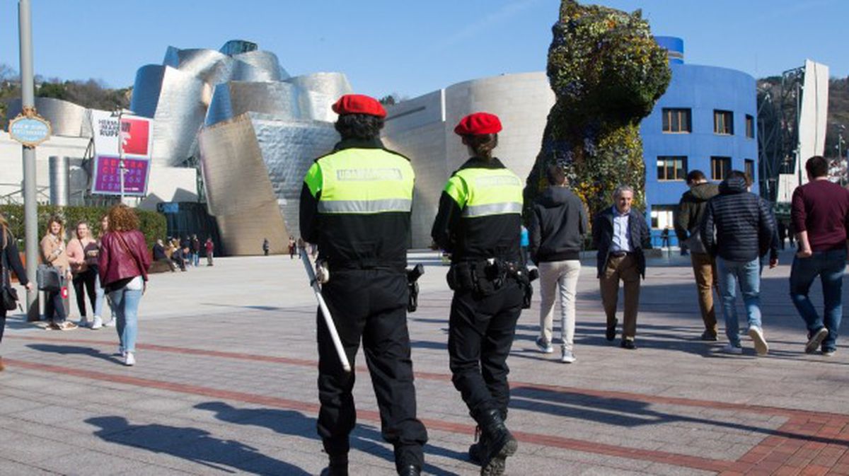 Una pareja de policías municipales frente al Guggenheim. Foto de archivo: Ayuntamiento de Bilbao