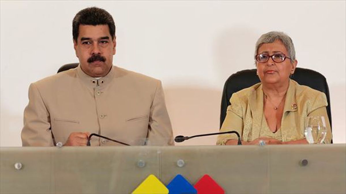 Maduro, Tibisay Lucena Hauteskunde Batzorde Nazionaleko presidentearekin, herenegun. Argazkia: EFE