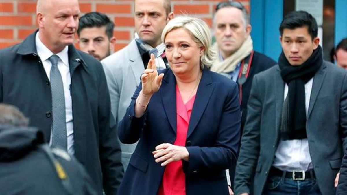 Marine Le Pen bigarren itzulian bozkatzen efe