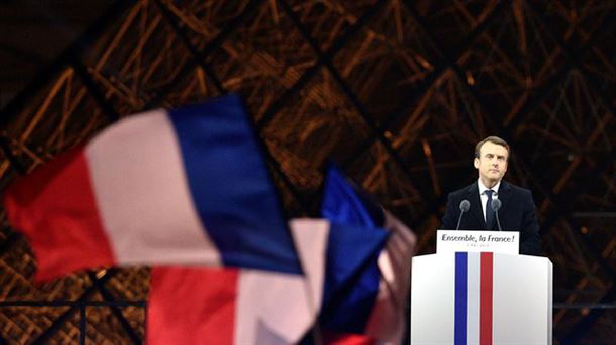Macron, bart, milaka jarraitzaileren aurrean, Louvre inguruan. Argazkia: EFE