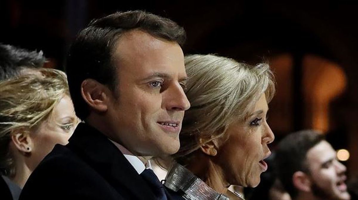 Macron bere emaztearekin, bart. Argazkia: EFE