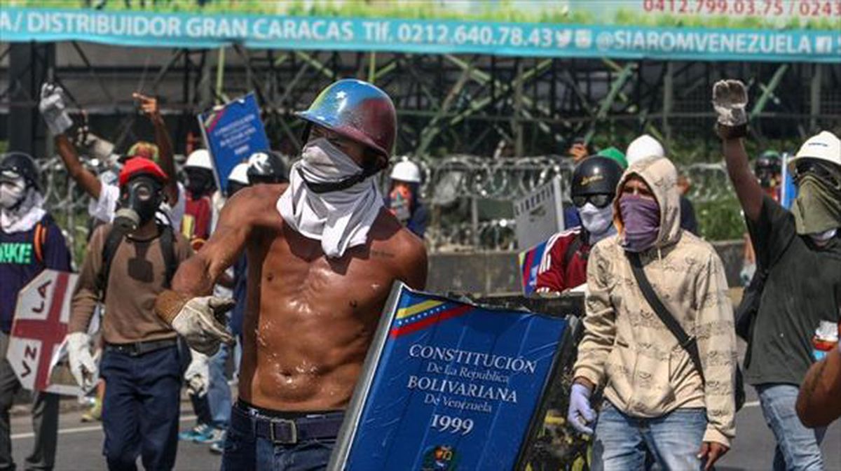 Venezuelako Gobernuaren aurkako manifestariak, atzo, Caracasen. Argazkia: EFE