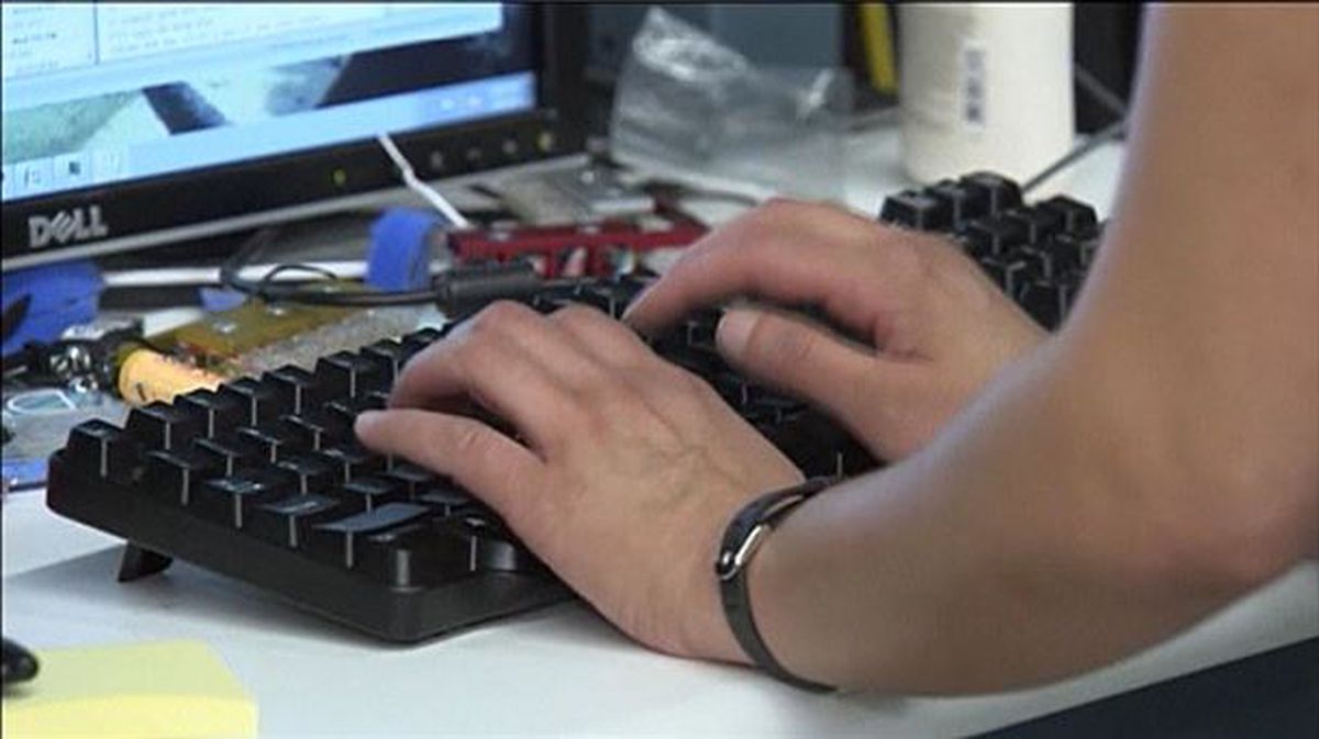 Una persona utiliza un ordenador. Foto: EFE