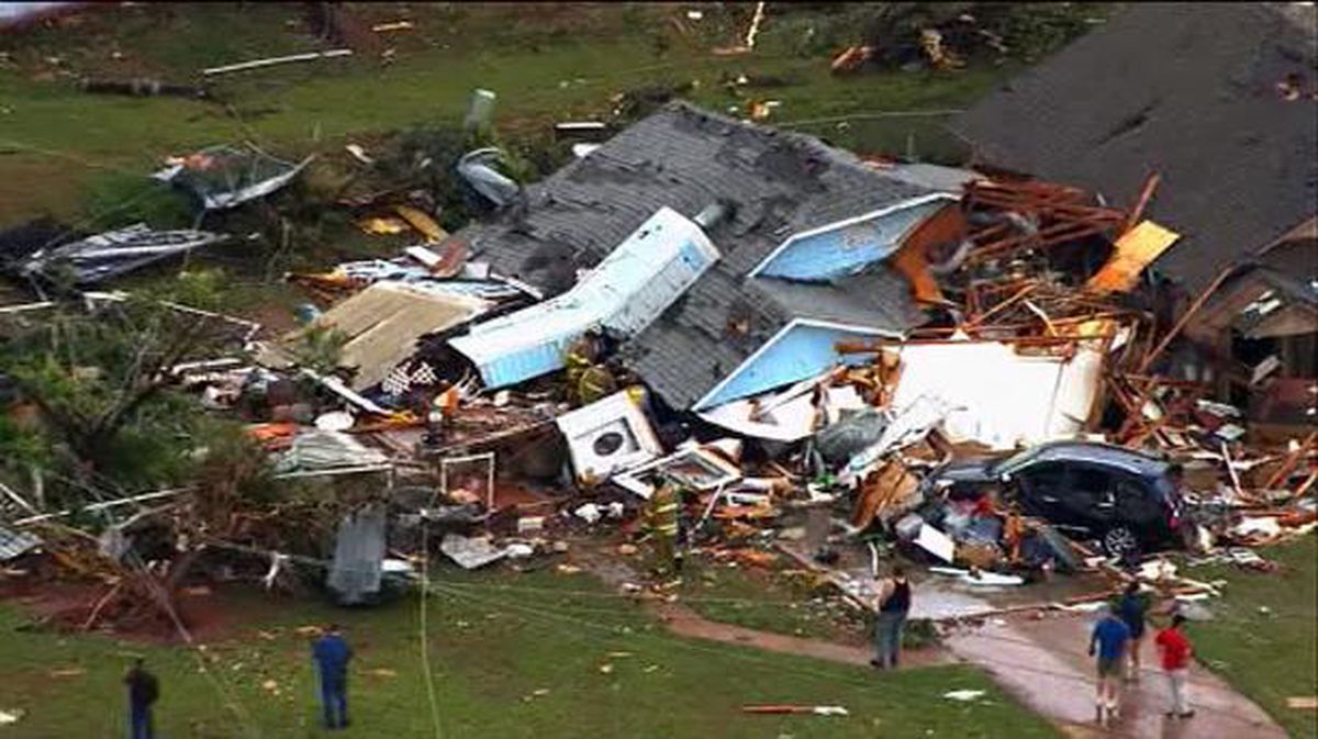 Daños materiales causados por un tornado en Oklahoma
