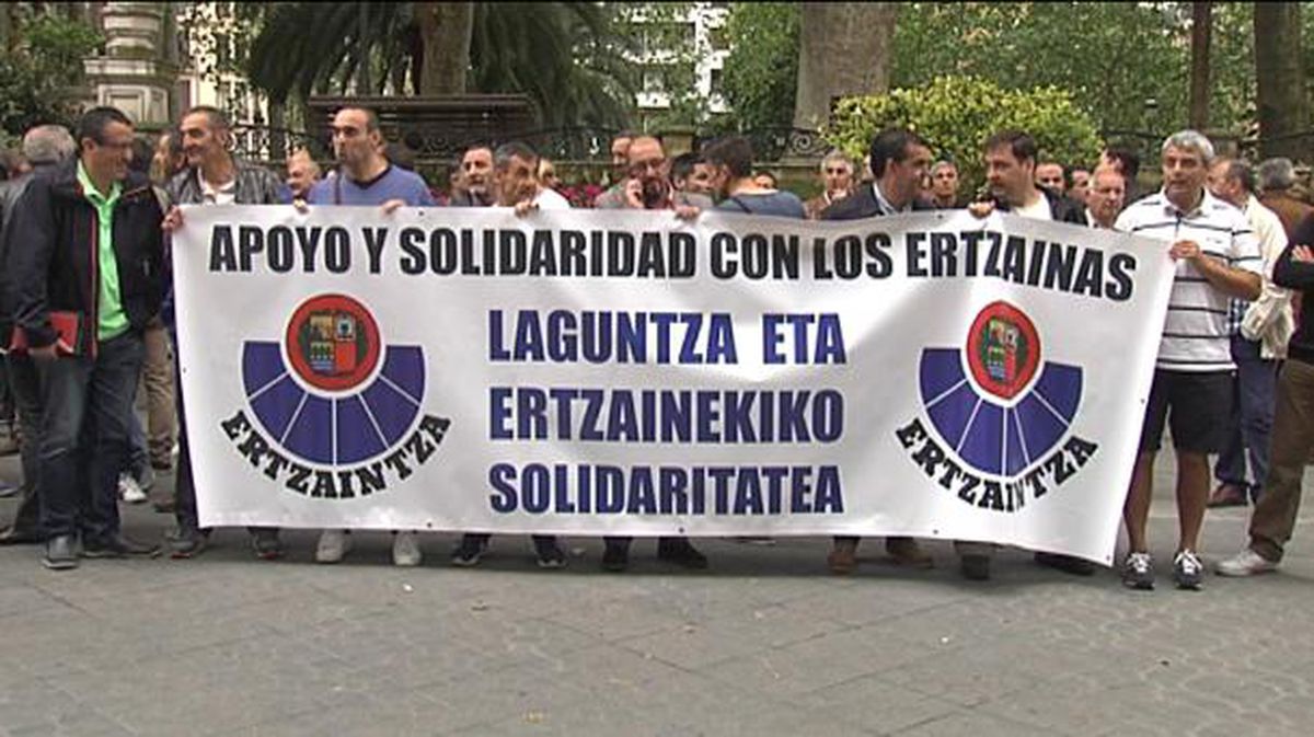 Ertzainas protestan ante el juicio por detención ilegal a cuatro agentes 