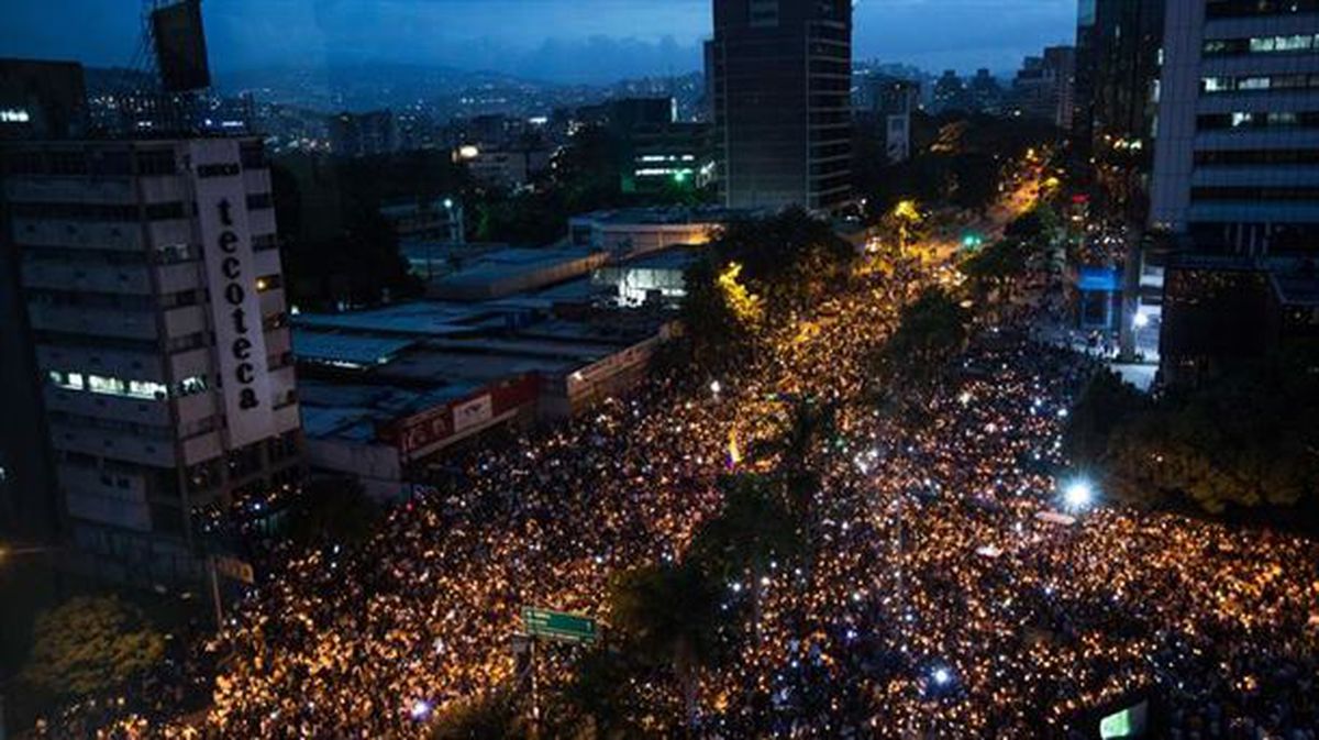 Venezuelako oposizioa kandelekin atera da kalera protesta egitera