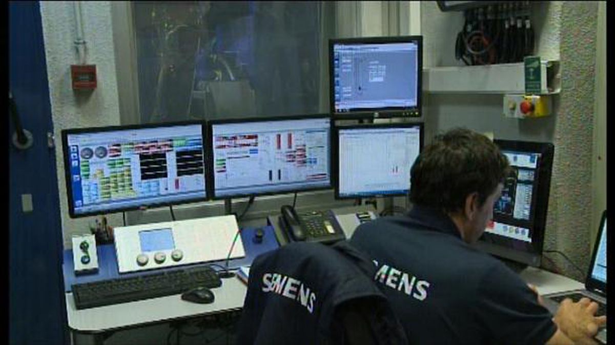 Presentación del motor de Siemens (Arantxa Tapia, Olivier Bécle eta Mikel Igartua). Foto: Efe. 
