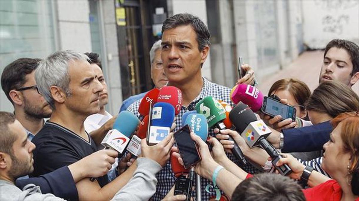 Pedro Sanchezek botoa eman du PSOEren barne hauteskundeetan. EFE