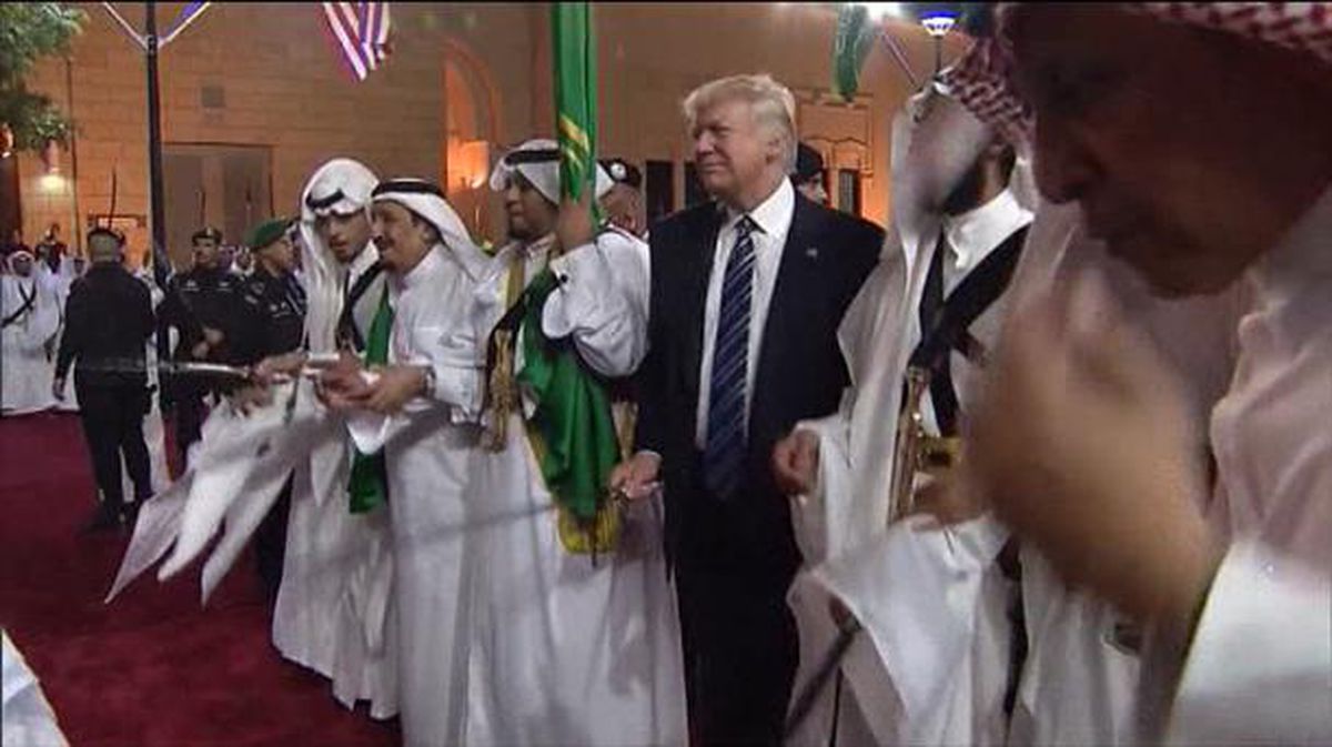 Donald Trump Salman bin Abdulaziz Saudi Arabaiko erregearekin batera. Argazkia: EFE