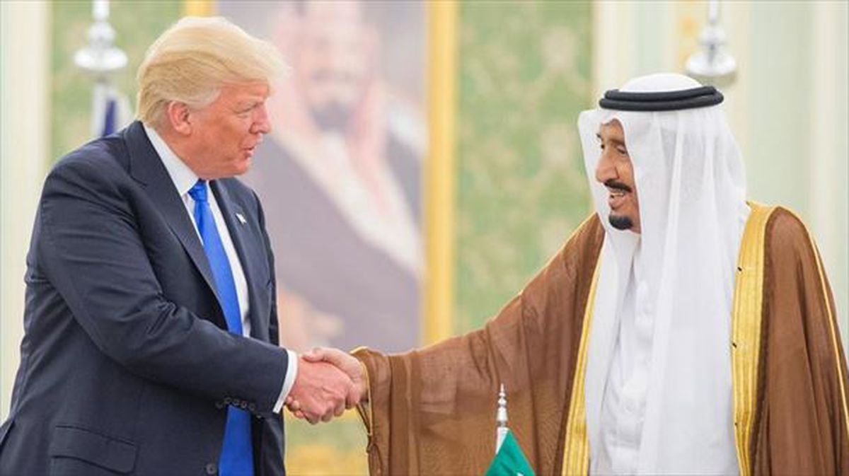 Donald Trump junto al rey saudí, Salman bin Abdulaziz. Foto: EFE