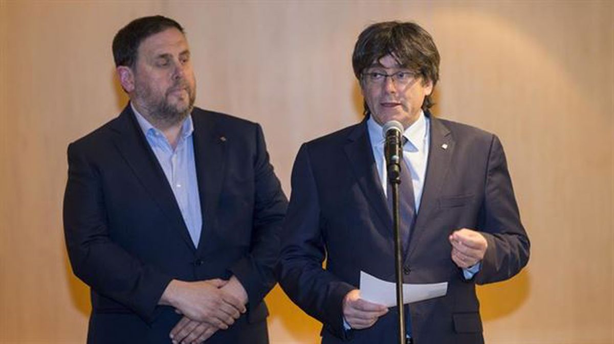 Carles Puigdemont, acompañado del vicepresidente Oriol Junqueras. Foto: EFE