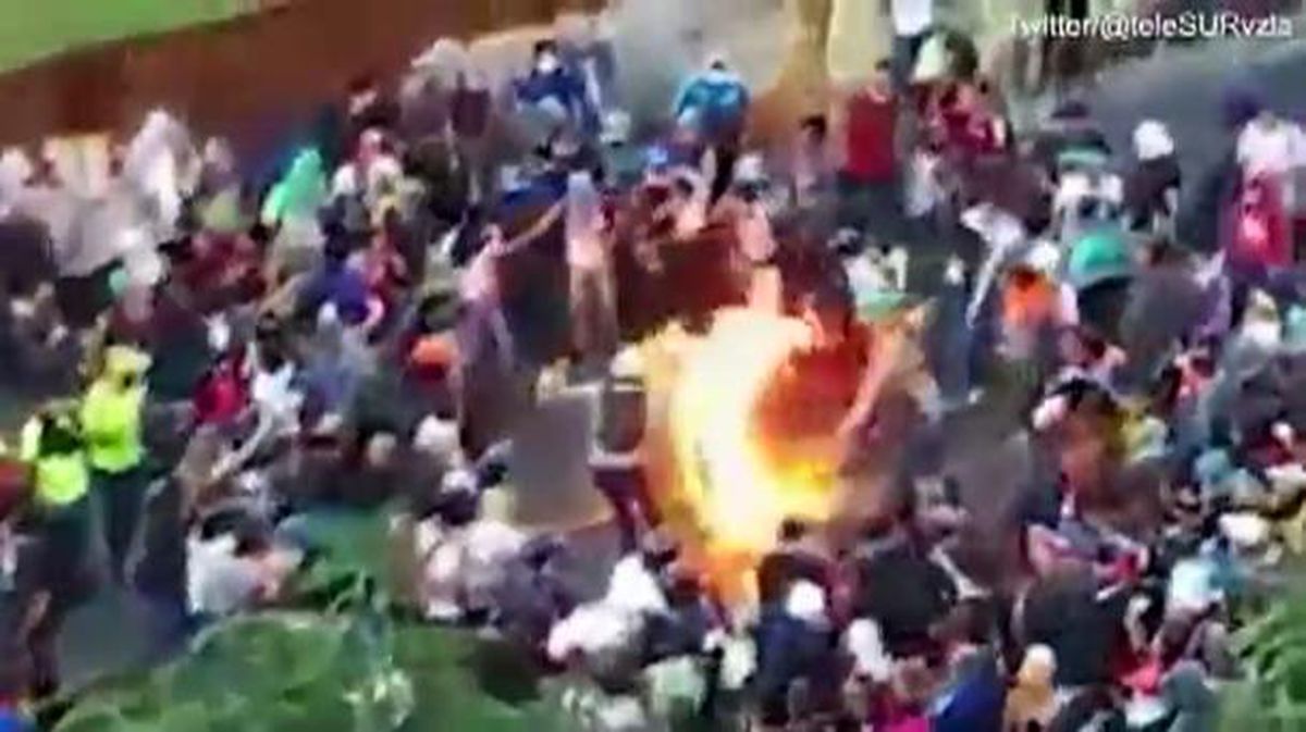Prenden fuego a una persona durante una protesta opositora en Venezuela
