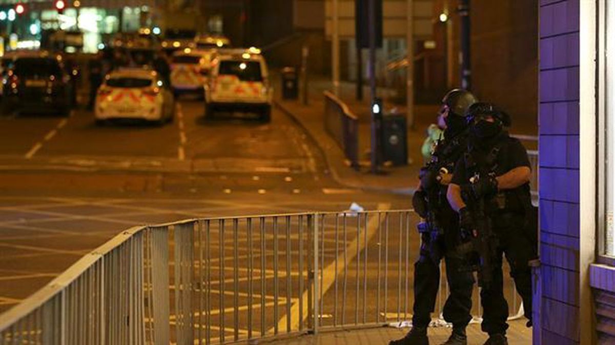 22 pertsona hil eta 64 zauritu dira Manchesterren atentatu suizida batean