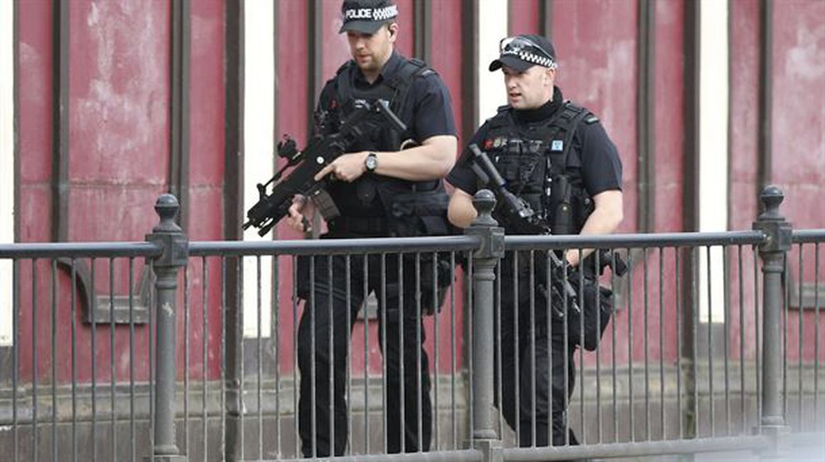 Policias patrullan por las calles de Manchester. Foto: EFE