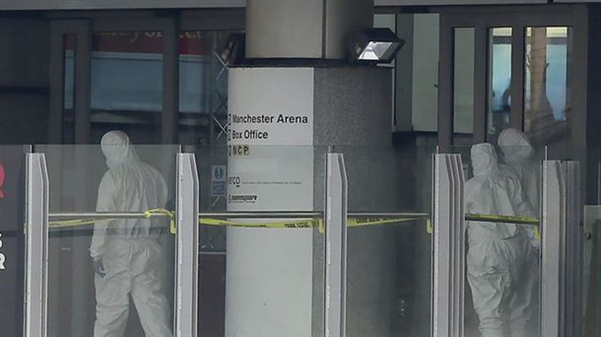 Agentes en las inmediaciones del Manchester Arena. Foto: EFE