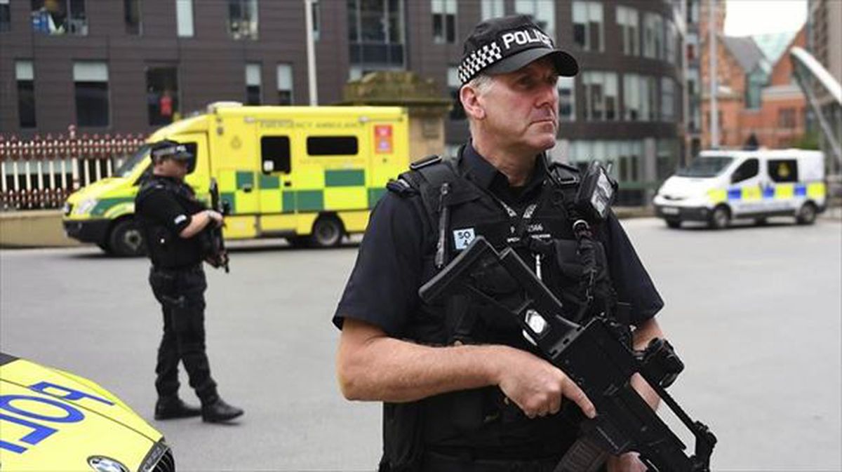 Un policía patrulla las calles en Manchester. Foto: EFE