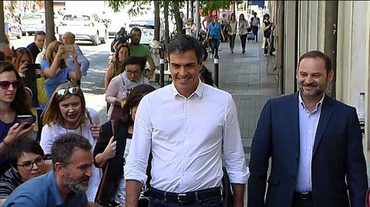 Pedro Sánchez acompañado por los diputados Adriana Lastra y José Luis Ábalos. EFE. 