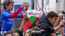 Mikel Landa recibe del apoyo de la afición vasca en el podio
