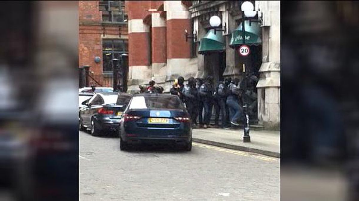 Policias patrullan por las calles de Manchester. Foto: EFE
