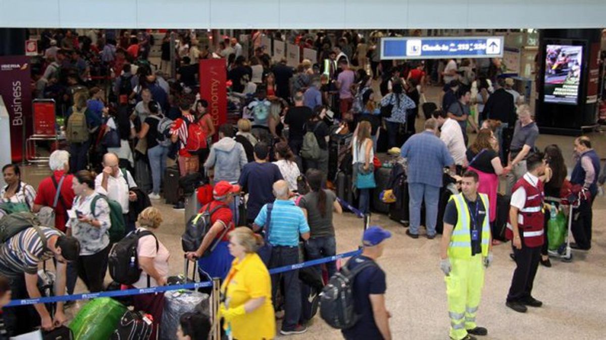 Cientos de pasajeros esperan en un aeropuerto. Foto: EFE