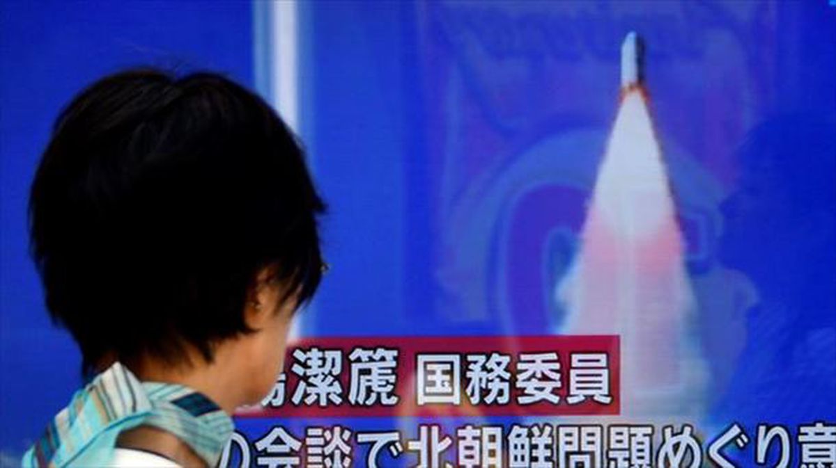 Una mujer observa el lanzamiento desde una tv en Tokio. Foto: EFE