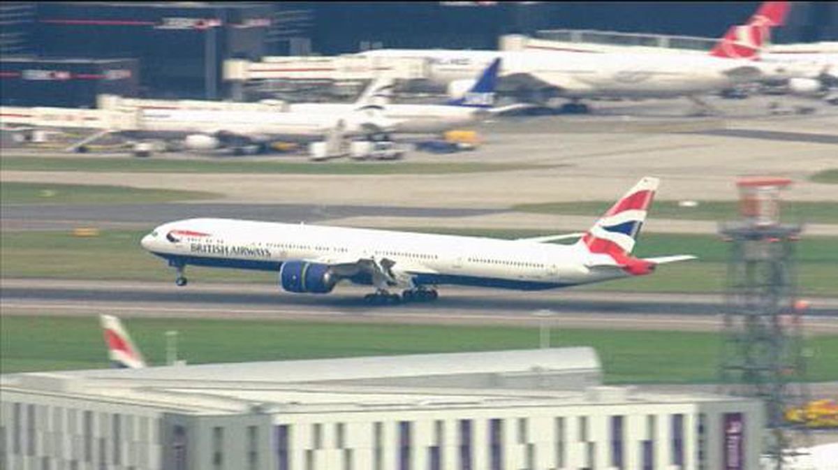 Varios pasajeros atrapados en el aeropuerto de Heathrow. EFE
