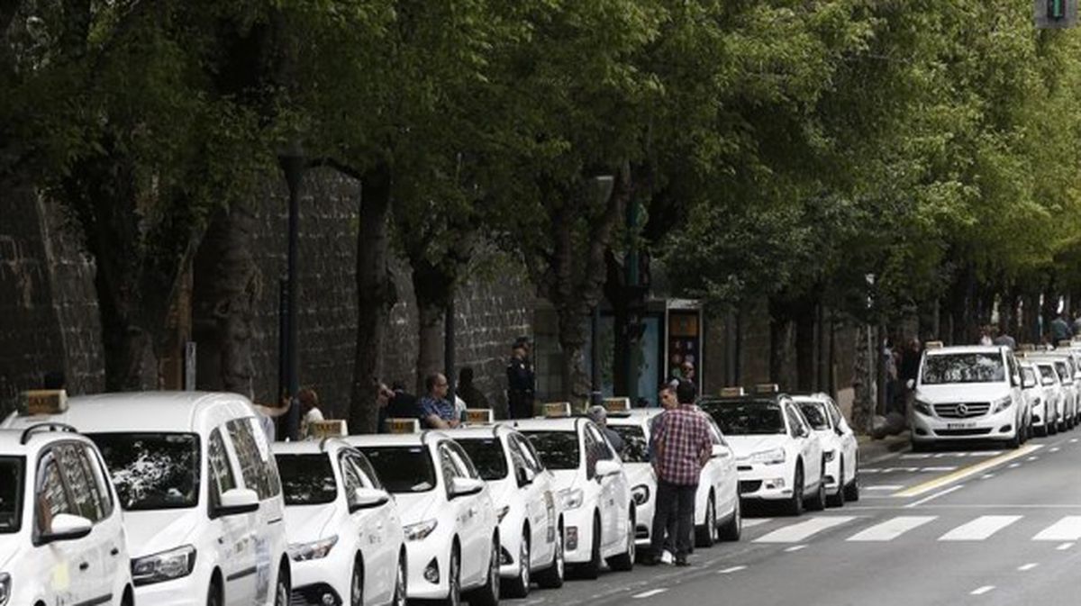 Taxistas secundan la huelga en Pamplona. Foto: EFE