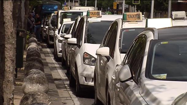 'Atzerritik datozen taxi garraio-enpresek esklabutza ezartzen dute'